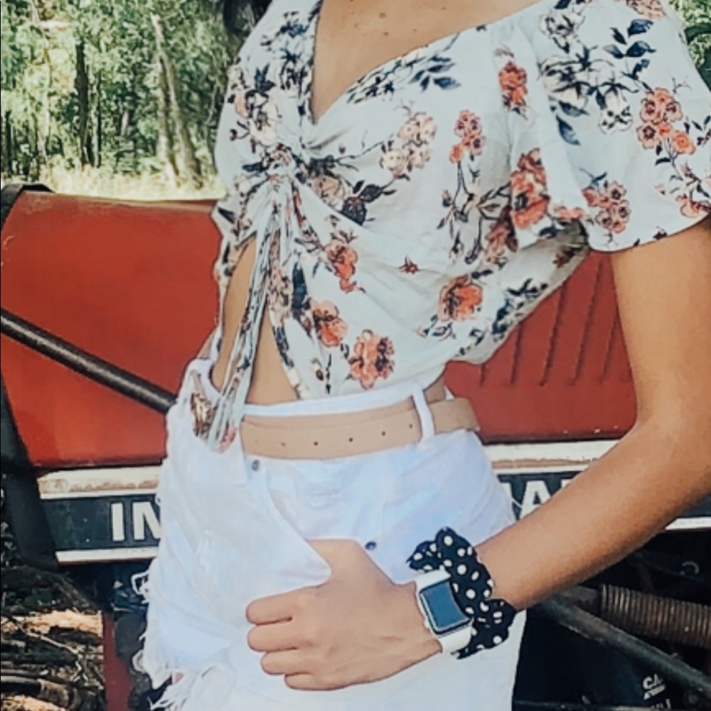 SUPER CUTE adjustable shirt from Target !!!🤍🌻
